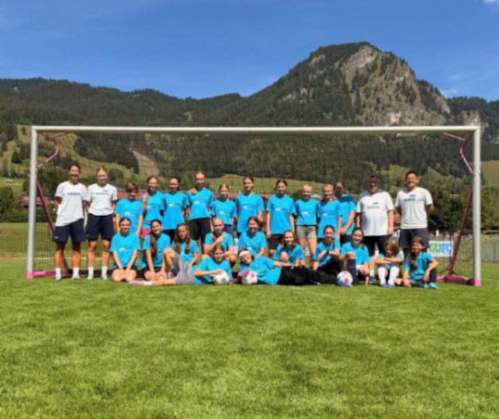 Alle Teilnehmerinnen des Girlscamp in Bad Hindelang mit Trainerteam