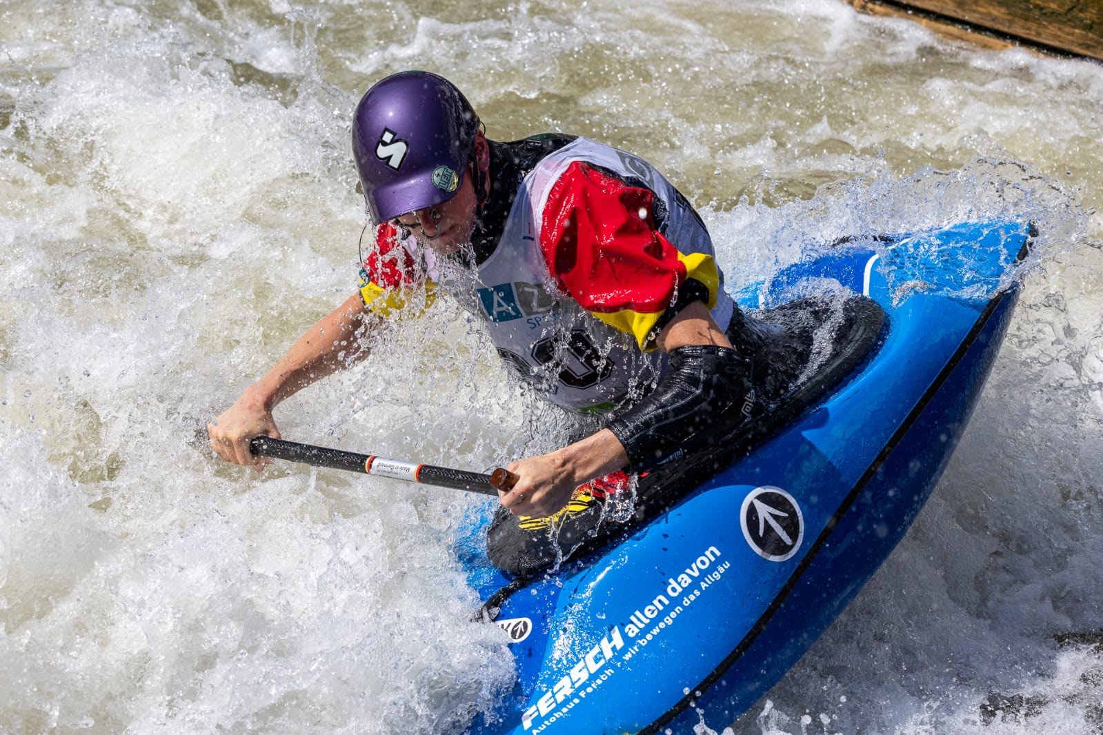 Sebastian Nelle mit seinem Kayak im Wildwasser