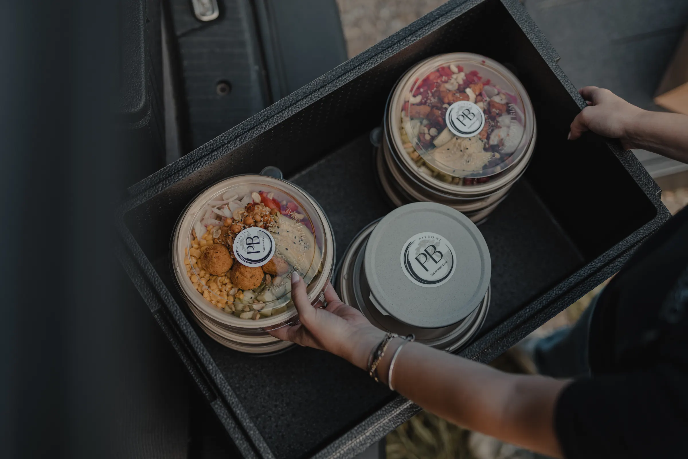 Leckere bunte Bowls in einer Cateringbox